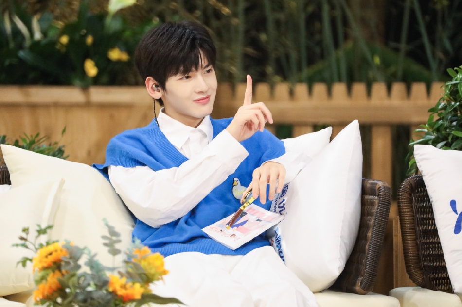 组图：翟潇闻花卉春日大片释出宝蓝色针织马甲配衬衫校园气十足第8张图片