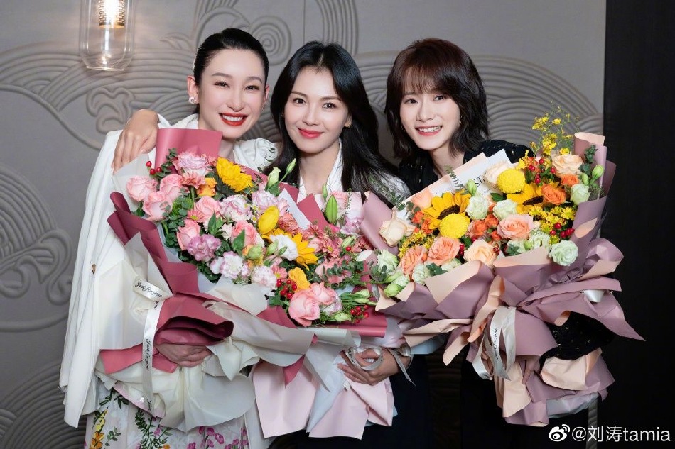组图:刘涛晒新剧杀青照 手捧鲜花与秦海璐刘宇宁等合影