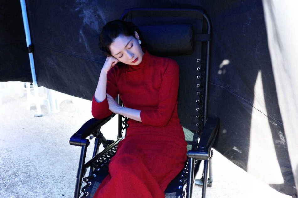 组图：江疏影《无名》红色旗袍造型剧照曝光 神情忧郁氛围感强