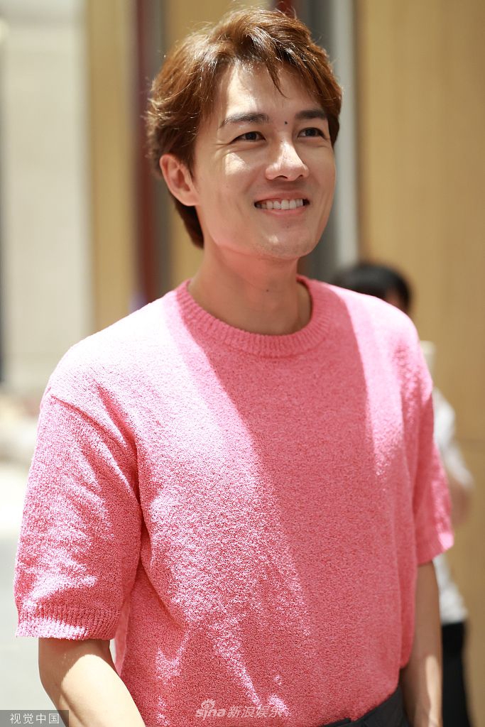 组图:吴克群《披荆斩棘》下班路透有说有笑 穿粉色t恤活力状态好
