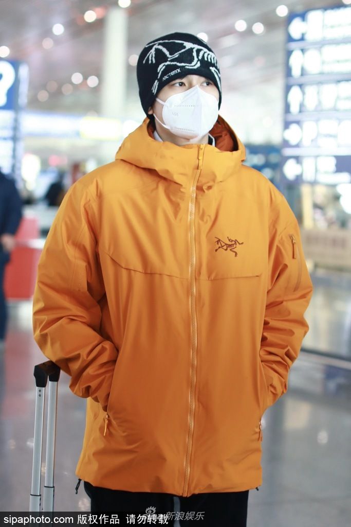 组图：胡先煦穿橘色防风夹克休闲现身机场 帽子口罩遮面潮酷满分