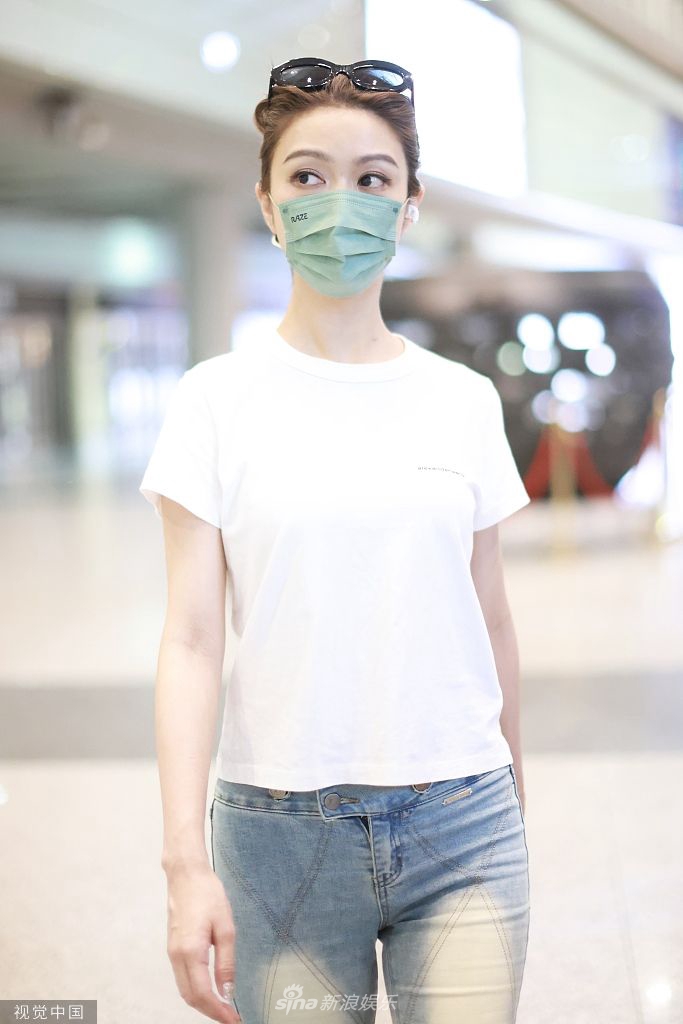 组图:薛凯琪穿简约白t恤搭配牛仔裤现身机场 头戴墨休闲清爽_高清图集
