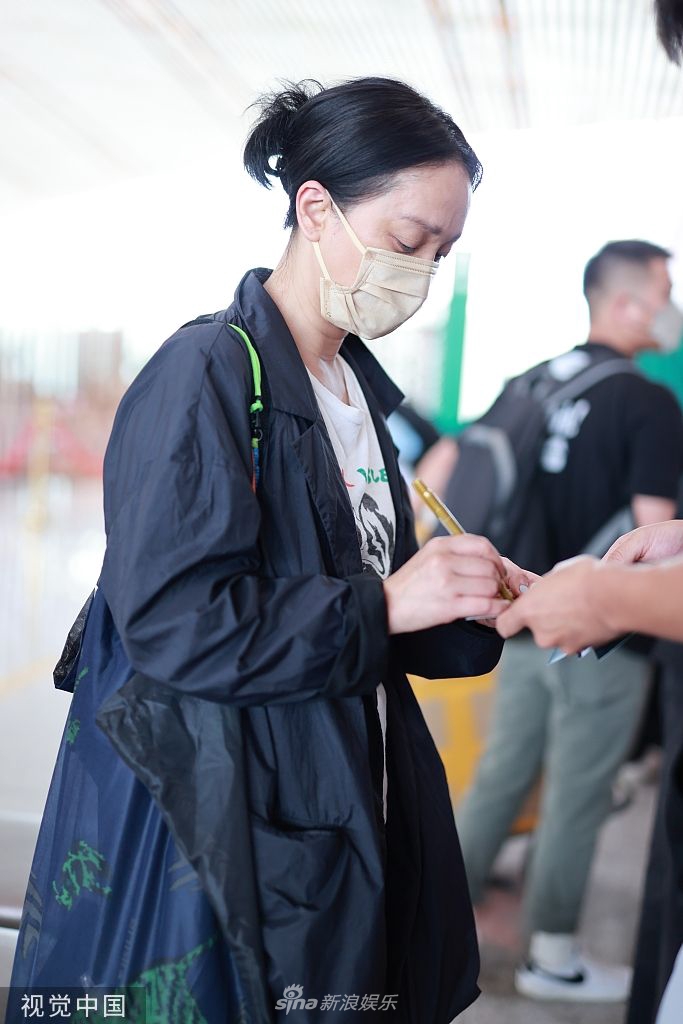 组图:周迅穿黑色外套单肩背包现身机场 素颜低盘发造型随性_高清图集