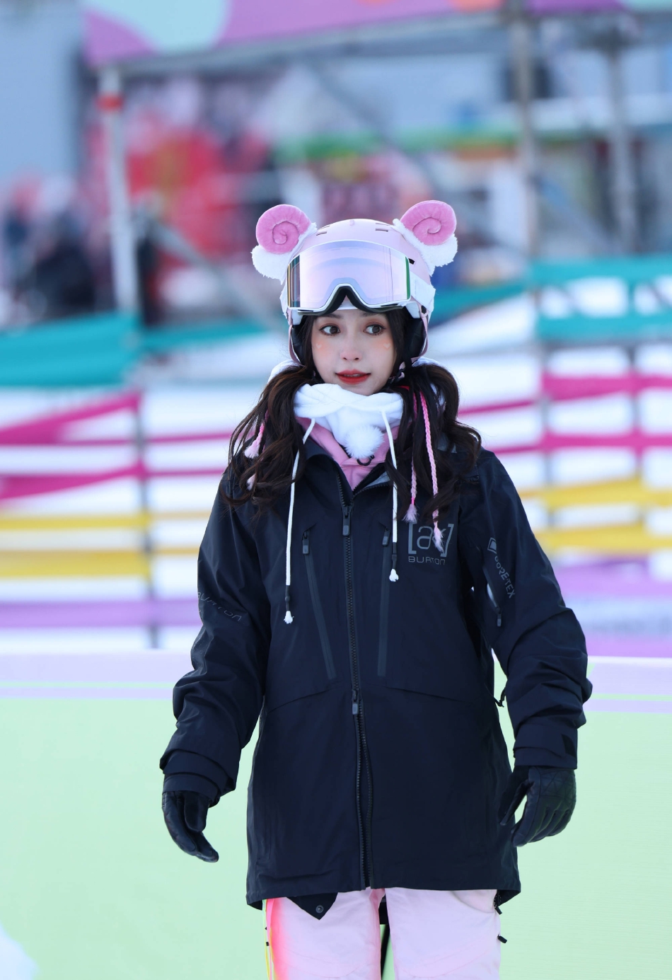 组图：Angelababy爱心腮红妆亮相雪场戴粉色头盔玩单板元气十足