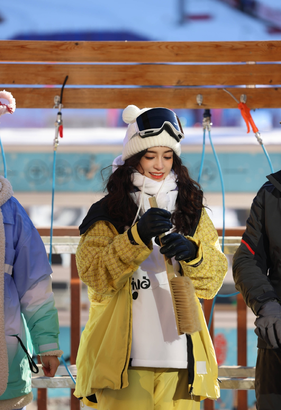 组图：Angelababy爱心腮红妆亮相雪场戴粉色头盔玩单板元气十足