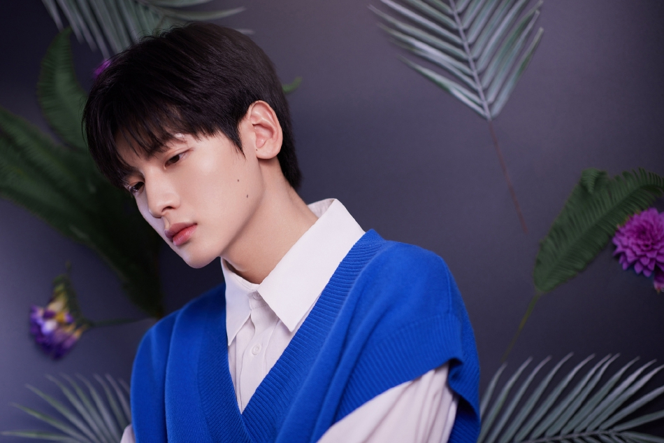 组图：翟潇闻花卉春日大片释出宝蓝色针织马甲配衬衫校园气十足第3张图片