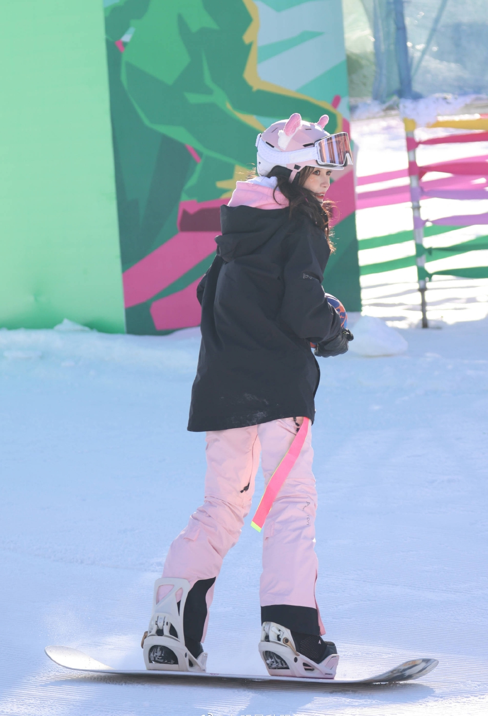 组图：Angelababy爱心腮红妆亮相雪场戴粉色头盔玩单板元气十足