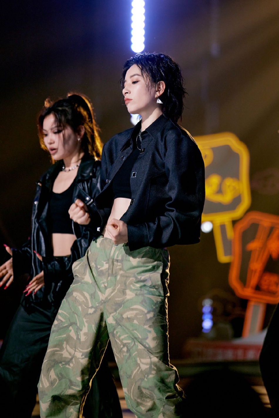 组图:李斯丹妮惊喜助阵舞社决赛 短款背心大秀马甲线酷飒十足