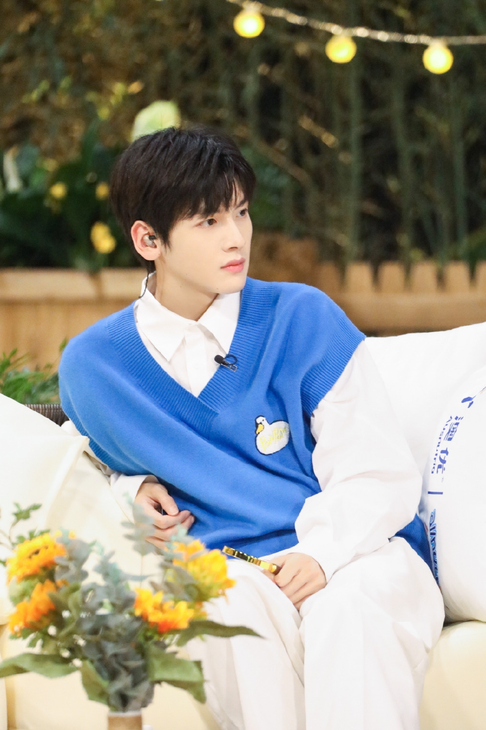 组图：翟潇闻花卉春日大片释出宝蓝色针织马甲配衬衫校园气十足第7张图片