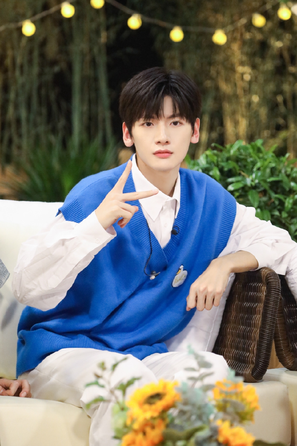 组图：翟潇闻花卉春日大片释出宝蓝色针织马甲配衬衫校园气十足第10张图片