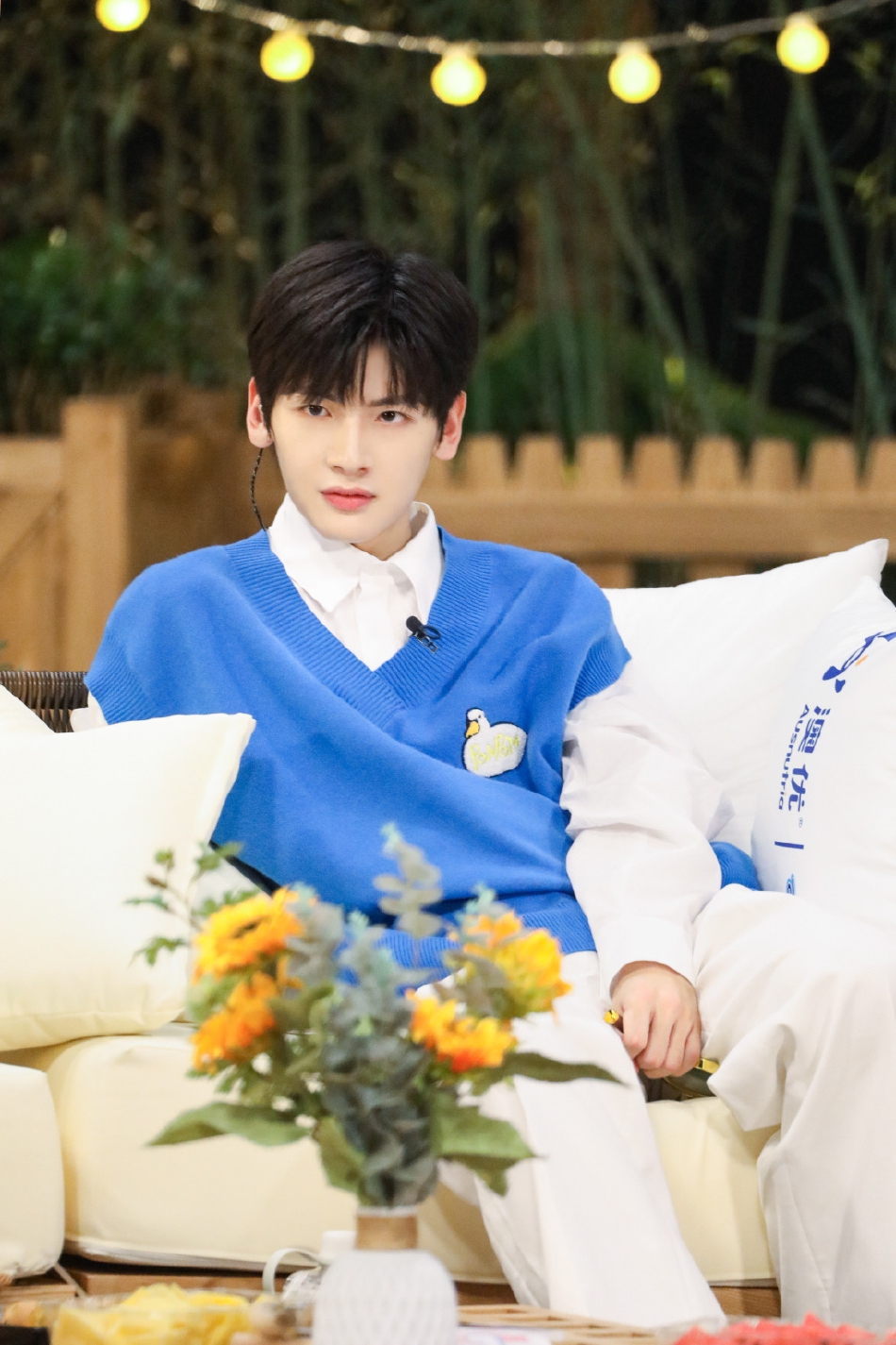 组图：翟潇闻花卉春日大片释出宝蓝色针织马甲配衬衫校园气十足第9张图片