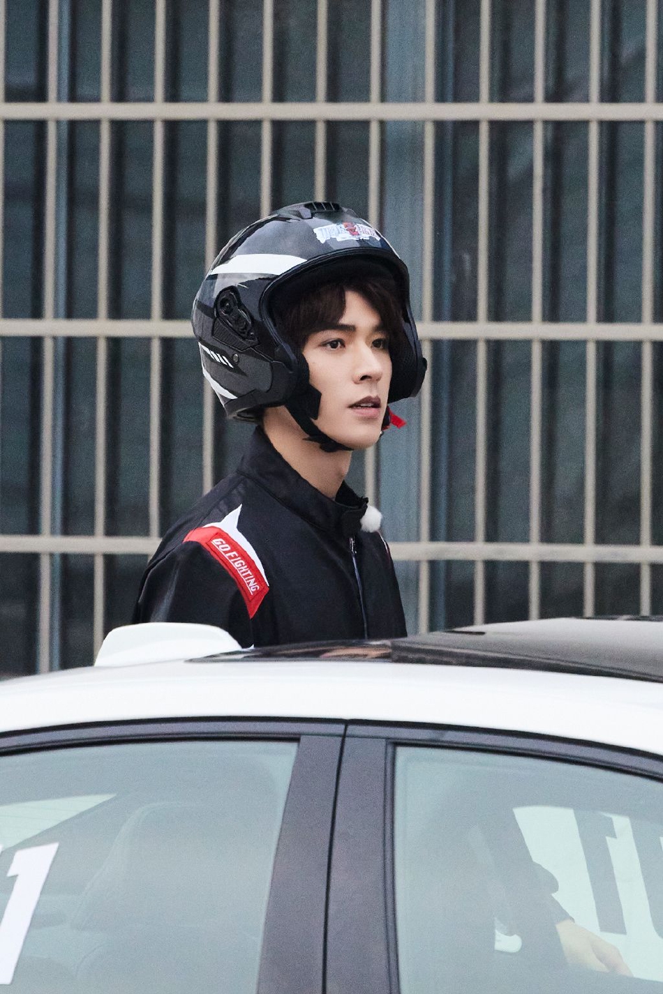 组图:龚俊《极限挑战》赛车手造型帅气 连体服显宽肩大长腿