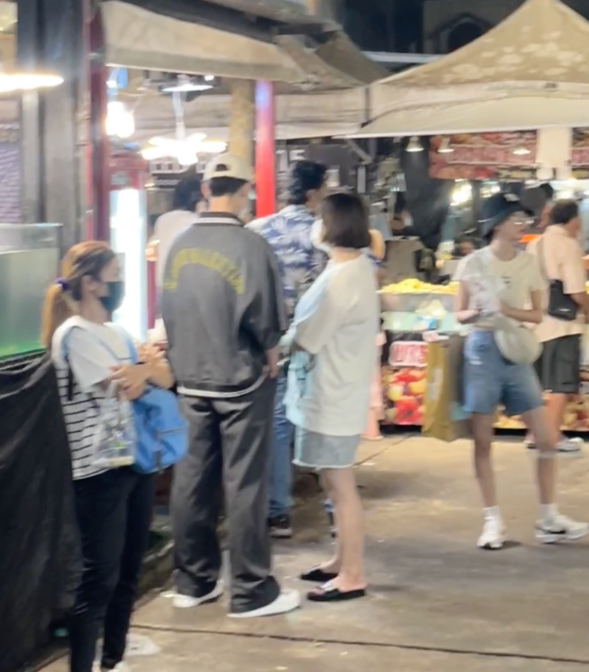 组图:杨洋在泰国被偶遇 戴棒球帽身穿休闲服双手插兜难掩帅气