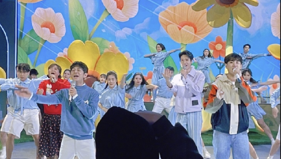 组图：《你好星期六》录制路透曝光贾玲龚俊同台合唱气氛欢乐第4张图片