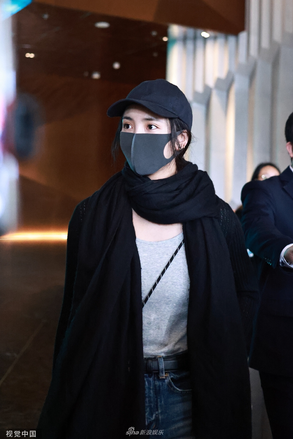 组图：王紫璇前往录制《乘风破浪》戴口罩穿休闲装低调出行第2张图片