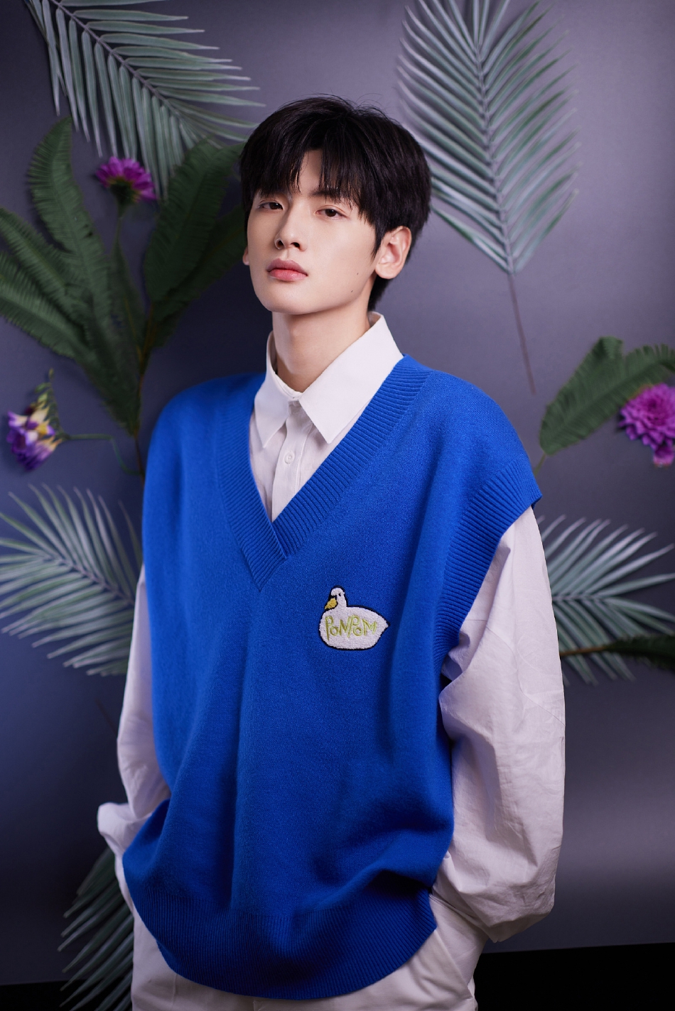 组图：翟潇闻花卉春日大片释出宝蓝色针织马甲配衬衫校园气十足第6张图片