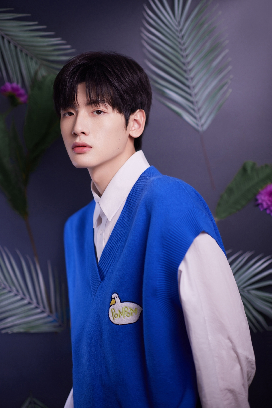 组图：翟潇闻花卉春日大片释出宝蓝色针织马甲配衬衫校园气十足第2张图片