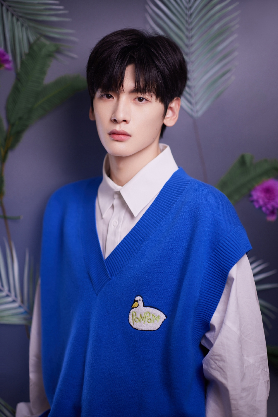 组图：翟潇闻花卉春日大片释出宝蓝色针织马甲配衬衫校园气十足第5张图片