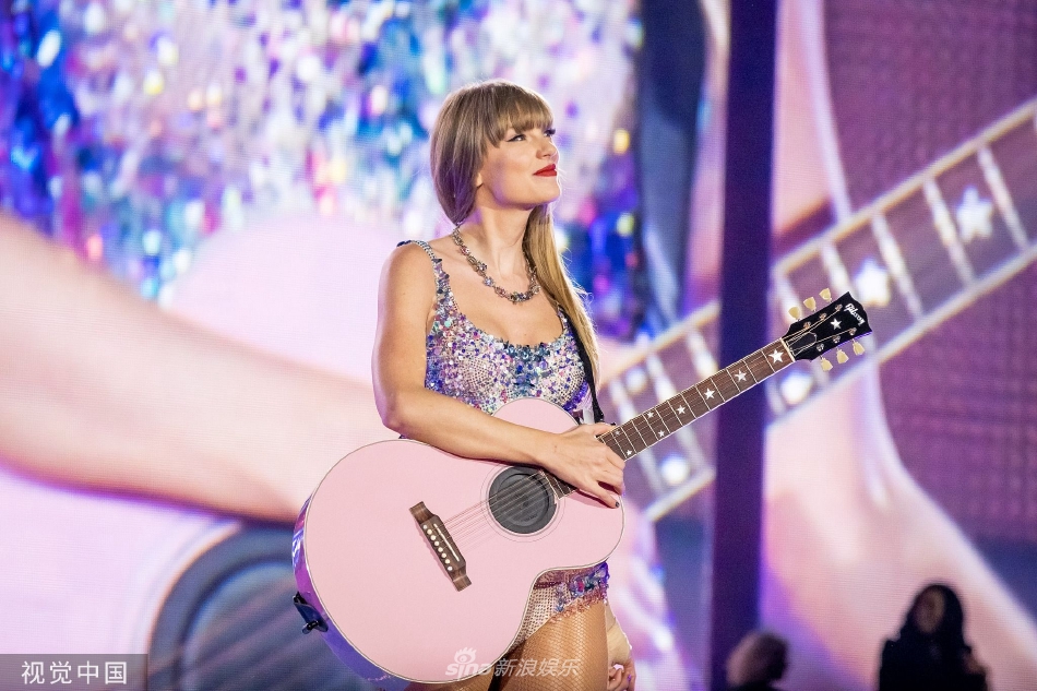 组图:泰勒-斯威夫特参加亚特兰大时代巡回演出 抱吉他酷飒十足_高清