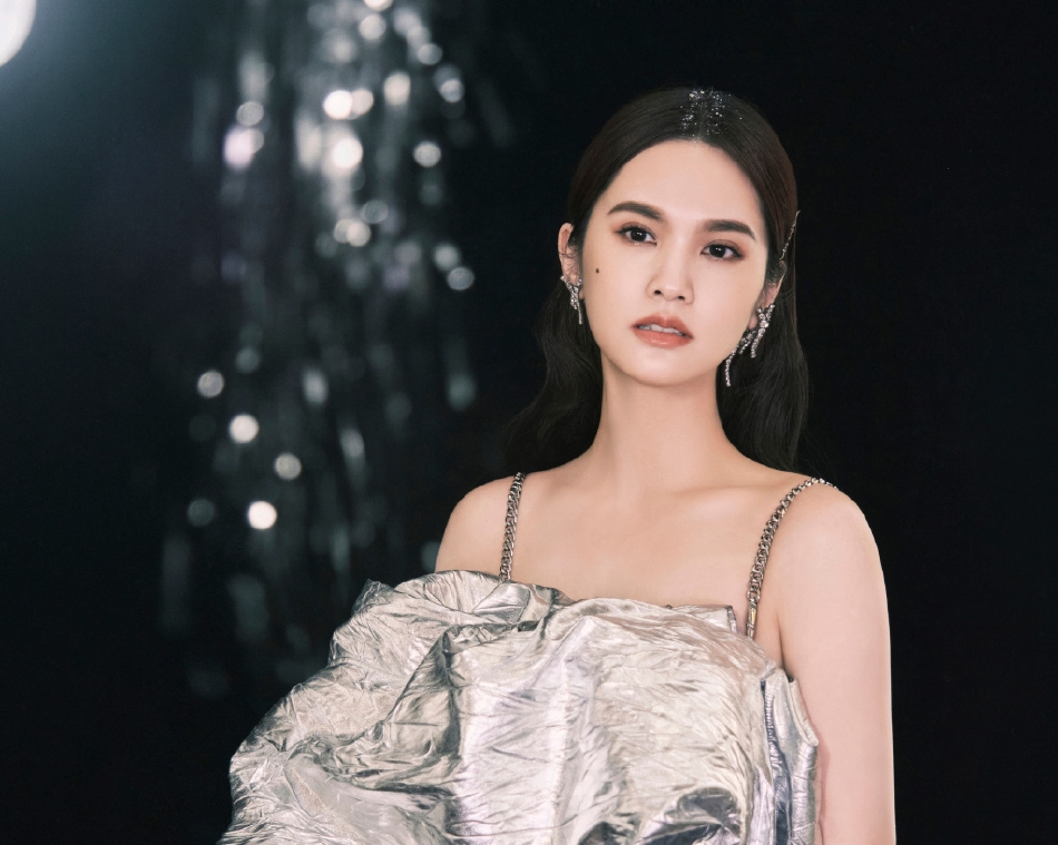 组图：杨丞琳音综收官造型充满未来感链条黑裙搭银色装饰贵气第10张图片