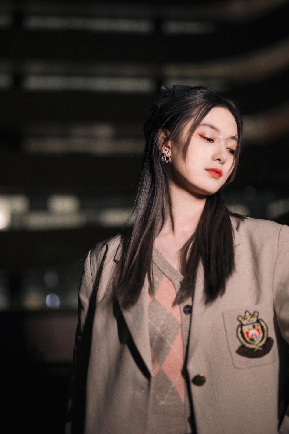 组图：徐艺洋官宣加盟《上班啦妈妈2》发布暗夜天台大片氛围感强第7张图片