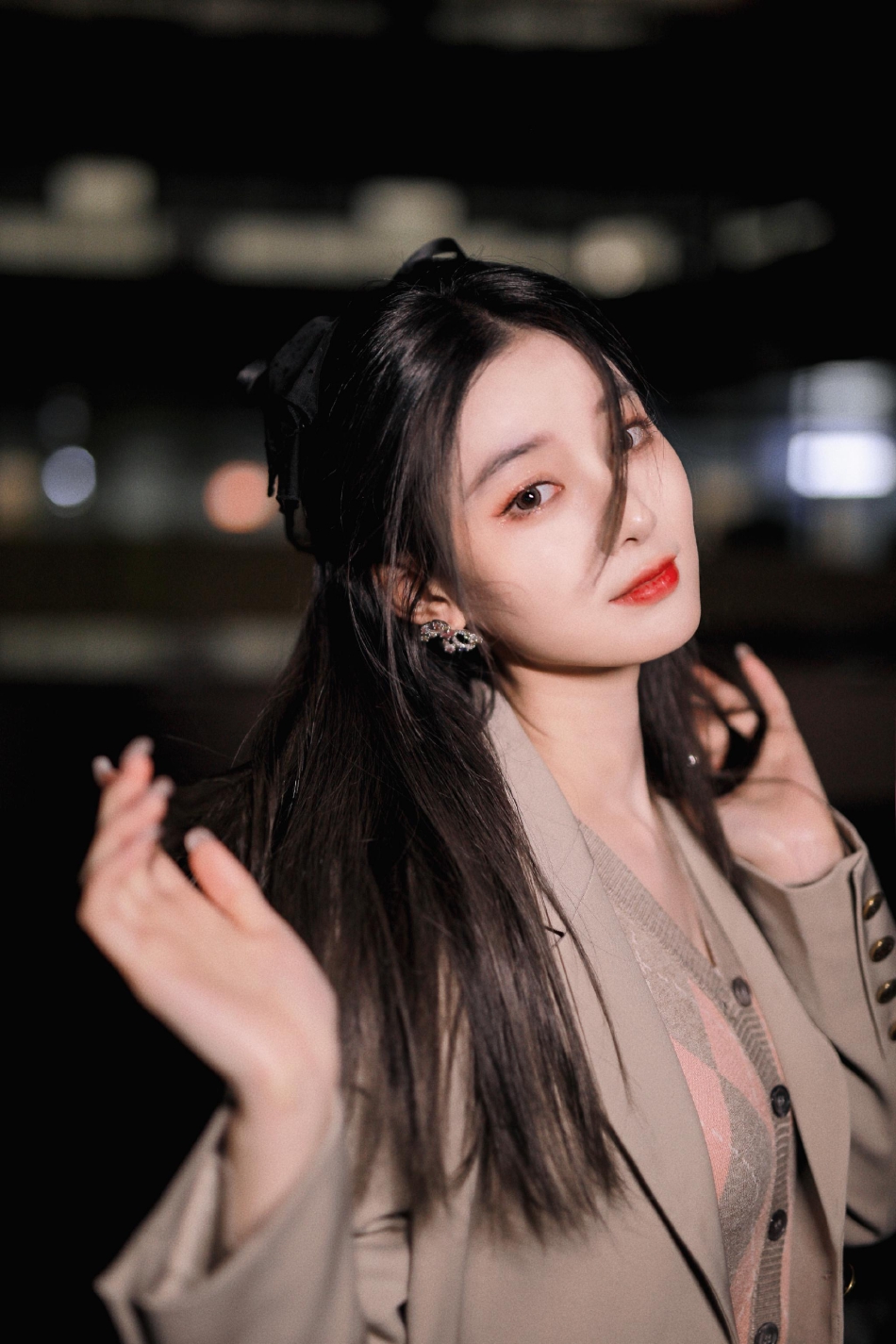 组图：徐艺洋官宣加盟《上班啦妈妈2》发布暗夜天台大片氛围感强第8张图片