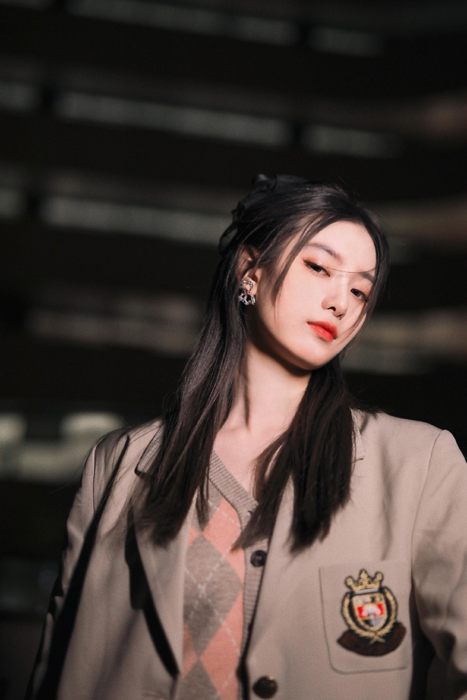 组图：徐艺洋官宣加盟《上班啦妈妈2》发布暗夜天台大片氛围感强第6张图片