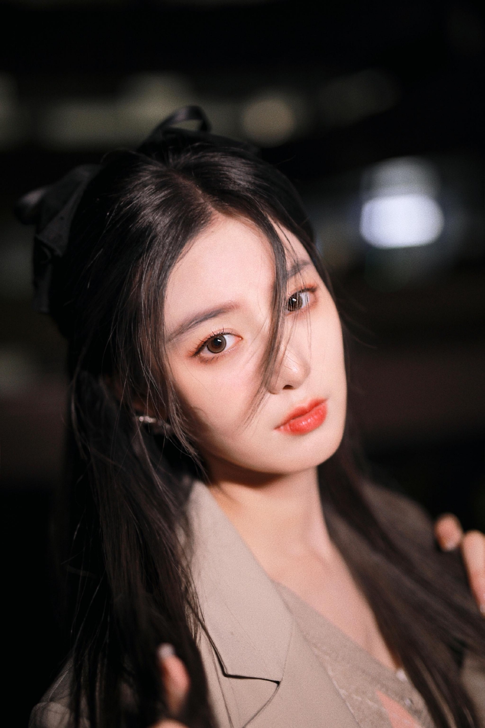 组图：徐艺洋官宣加盟《上班啦妈妈2》发布暗夜天台大片氛围感强第4张图片