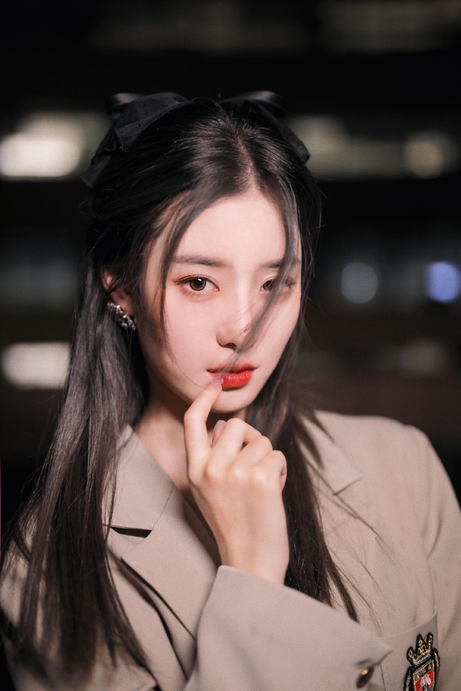 组图：徐艺洋官宣加盟《上班啦妈妈2》发布暗夜天台大片氛围感强第3张图片