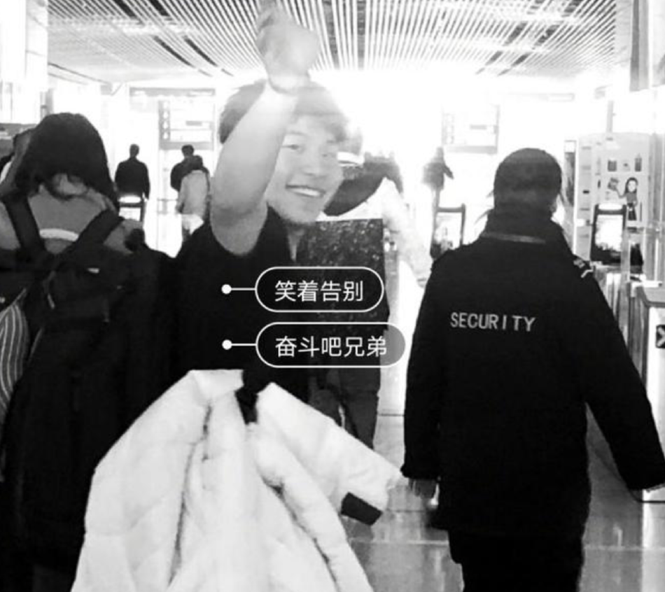 组图：陈坤大年初三送别儿子上学 一家三代在机场合影留作纪念