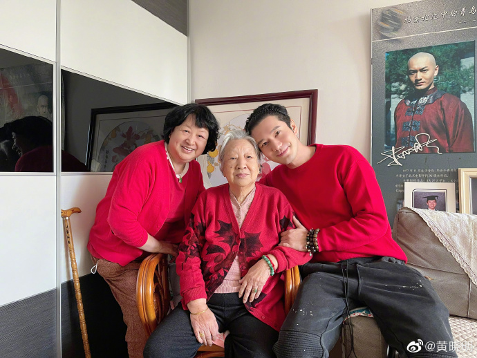 组图：黄晓明发博晒与妈妈姥姥三代合影 穿红毛衣喜庆温情满满