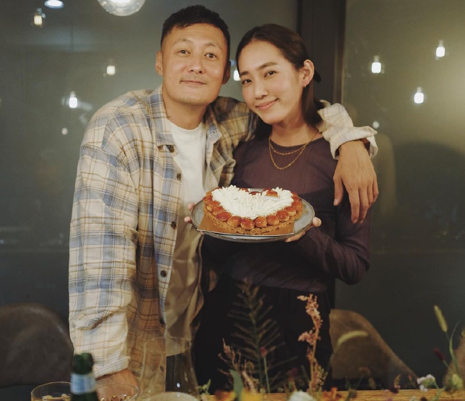 组图:王棠云晒34岁庆生照 手捧爱心蛋糕被余文乐搂在怀里_高清图集