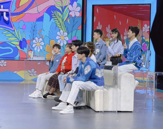 组图：《你好星期六》录制路透曝光贾玲龚俊同台合唱气氛欢乐第3张图片