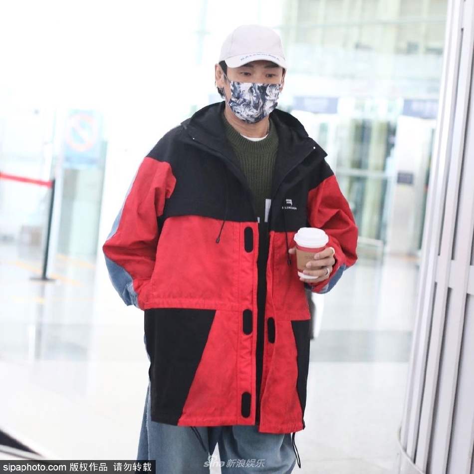 组图：杜德伟戴晕染风口罩现身机场 搭配红黑拼色外套保暖帅气