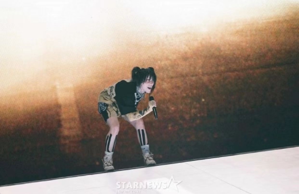 组图：碧梨时隔四年再在韩开演唱会 韩众星现身现场随节奏律动