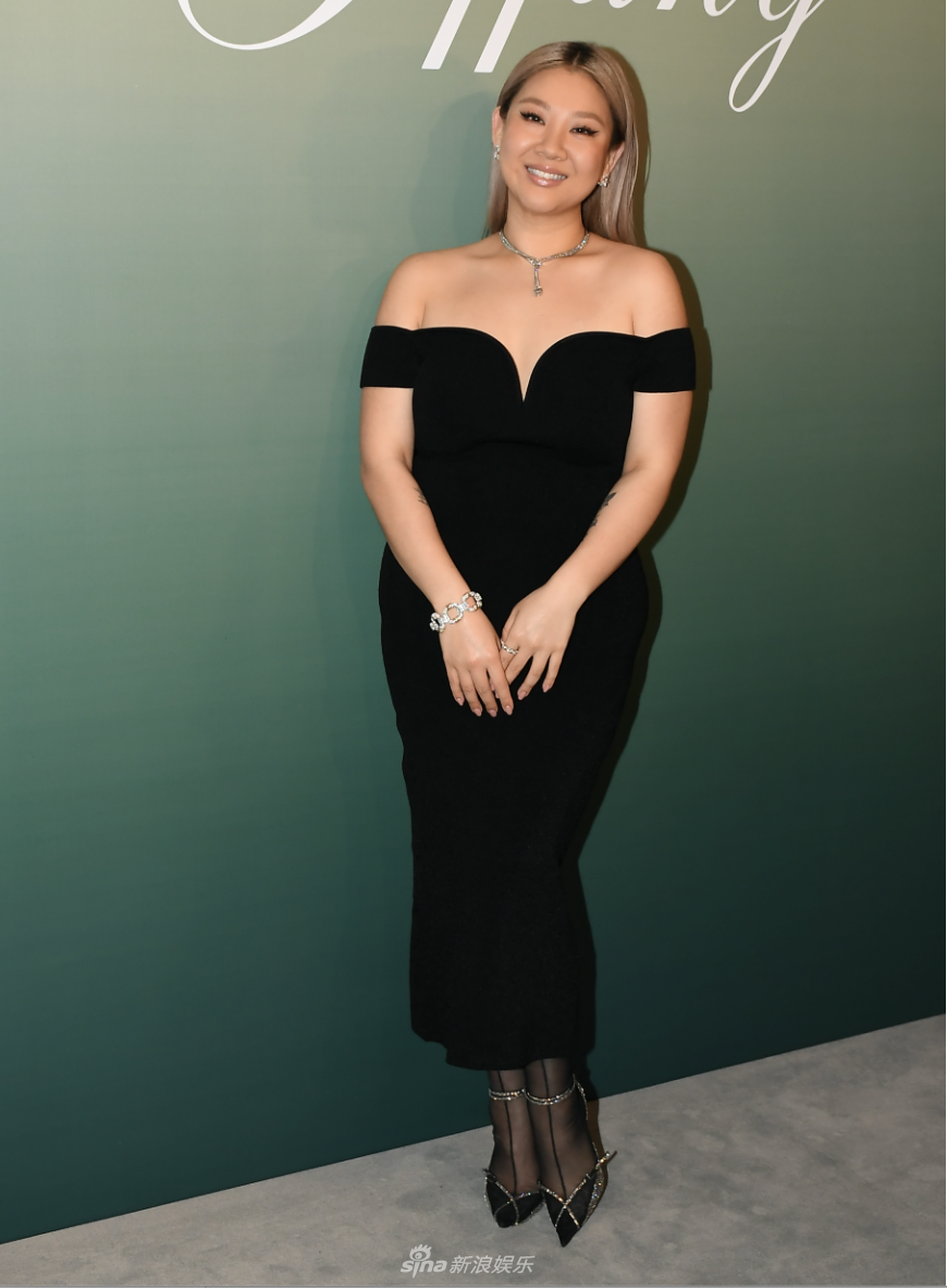 组图:郑欣宜穿低胸紧身裙亮相活动 仪态大方巧妙回应感情问题