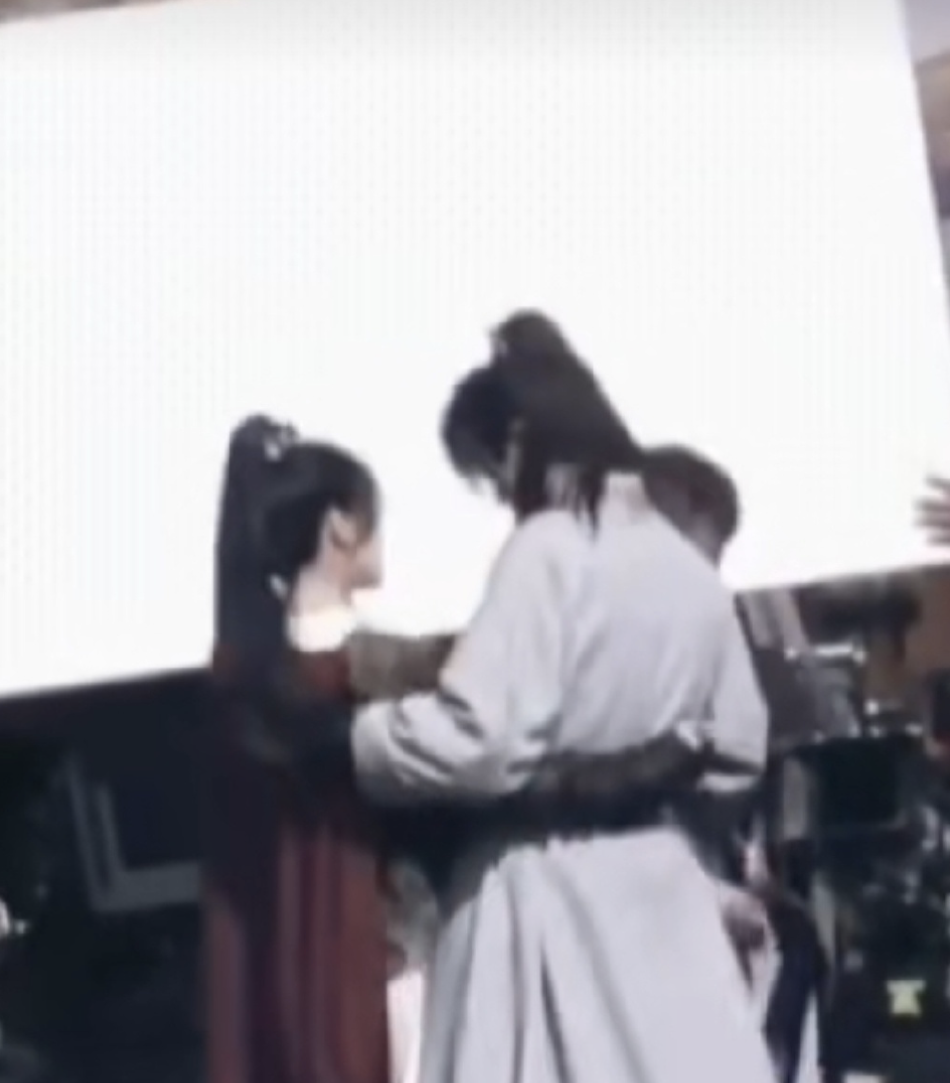 组图：许凯景甜《乐游原》转圈路透曝光身穿古装公主抱甜蜜十足第2张图片