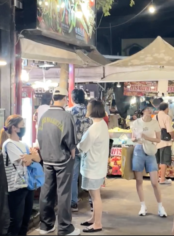 组图：杨洋在泰国被偶遇 戴棒球帽身穿休闲服双手插兜难掩帅气
