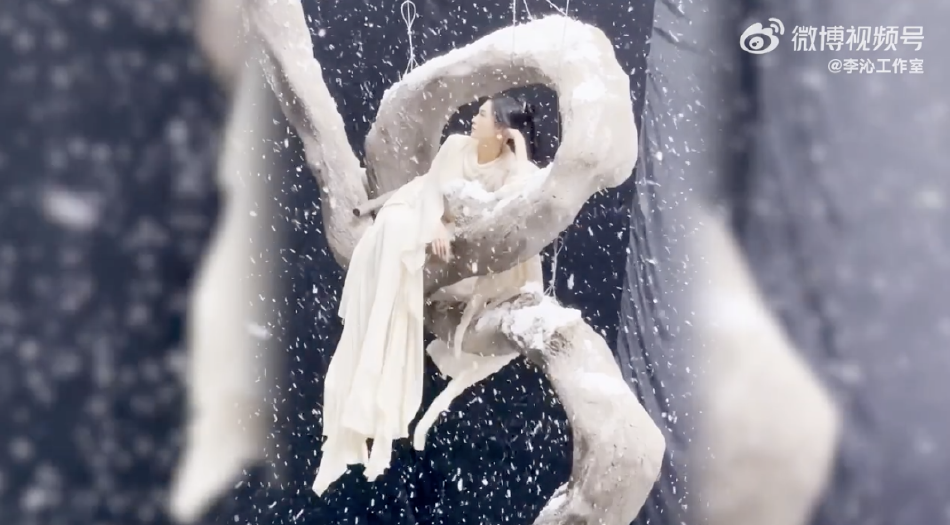 组图：李沁工作室晒古装拍摄花絮 雪景中白衣飘飘仙气十足