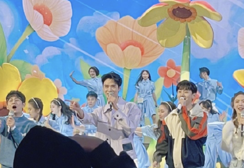 组图：《你好星期六》录制路透曝光贾玲龚俊同台合唱气氛欢乐第1张图片