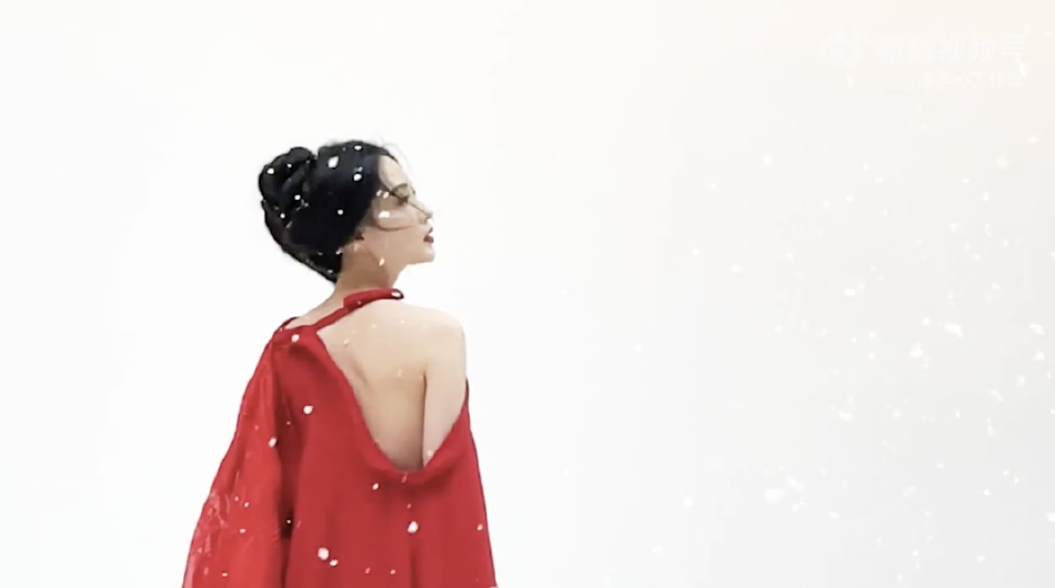 组图：李沁工作室晒古装拍摄花絮 雪景中白衣飘飘仙气十足