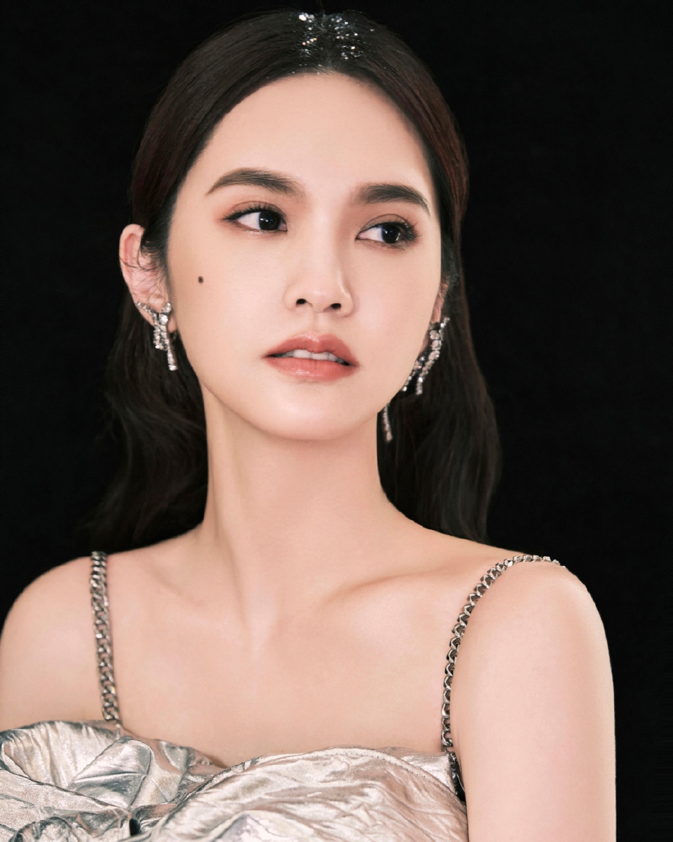 组图：杨丞琳音综收官造型充满未来感链条黑裙搭银色装饰贵气第1张图片