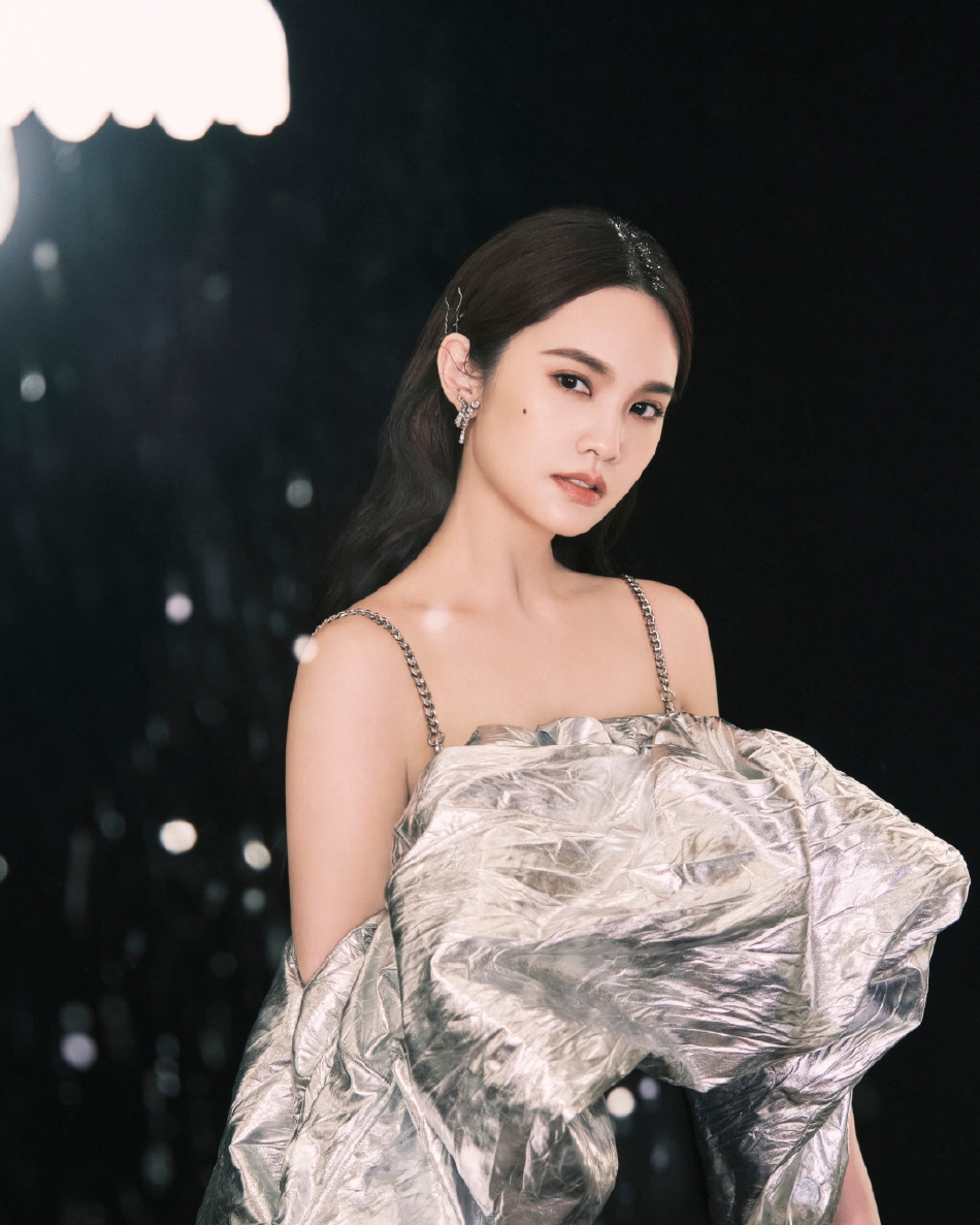 组图：杨丞琳音综收官造型充满未来感链条黑裙搭银色装饰贵气第4张图片