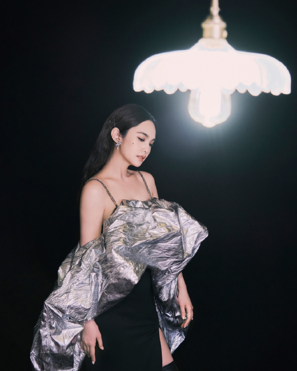 组图：杨丞琳音综收官造型充满未来感链条黑裙搭银色装饰贵气第8张图片