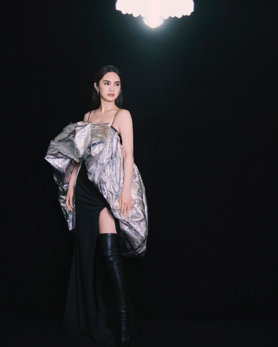 组图：杨丞琳音综收官造型充满未来感链条黑裙搭银色装饰贵气第6张图片
