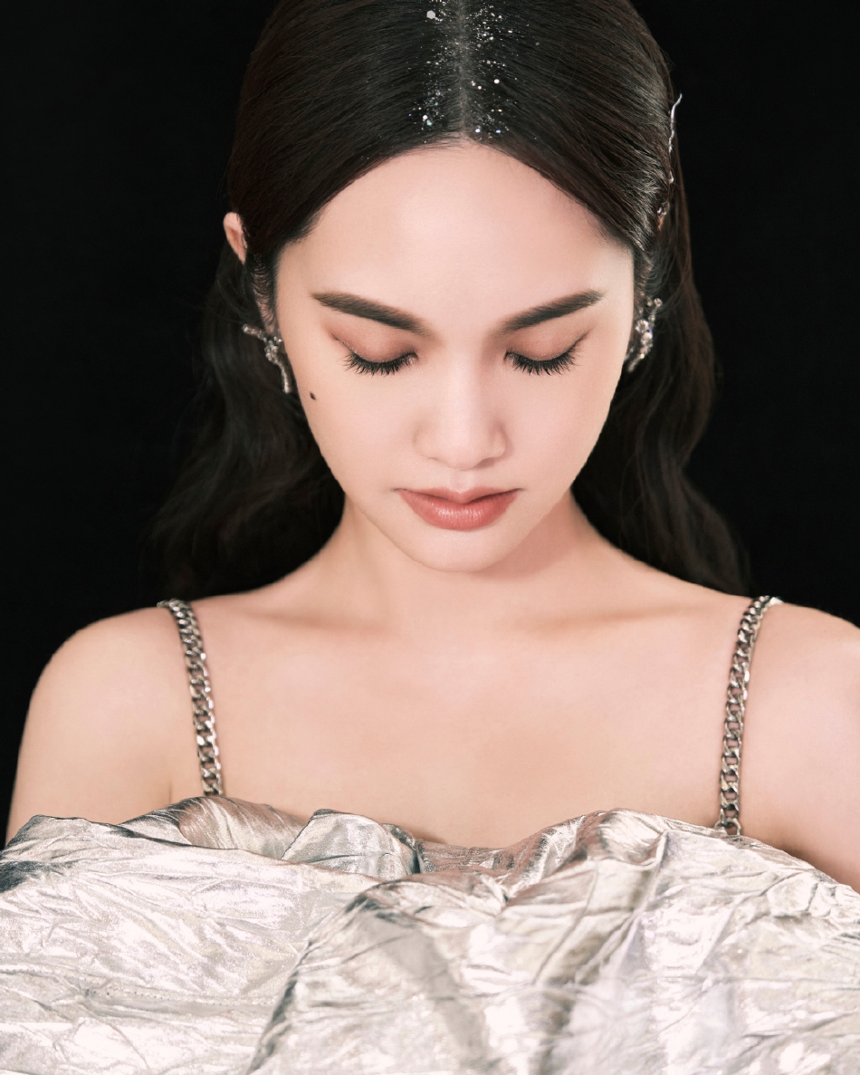 组图：杨丞琳音综收官造型充满未来感链条黑裙搭银色装饰贵气第3张图片