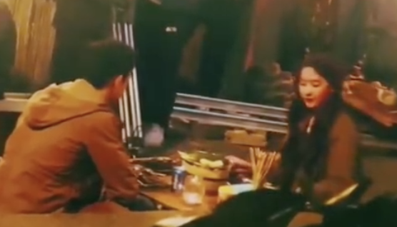 组图：刘亦菲李现《去有风的地方》同框路透释出夜市氛围感十足第4张图片