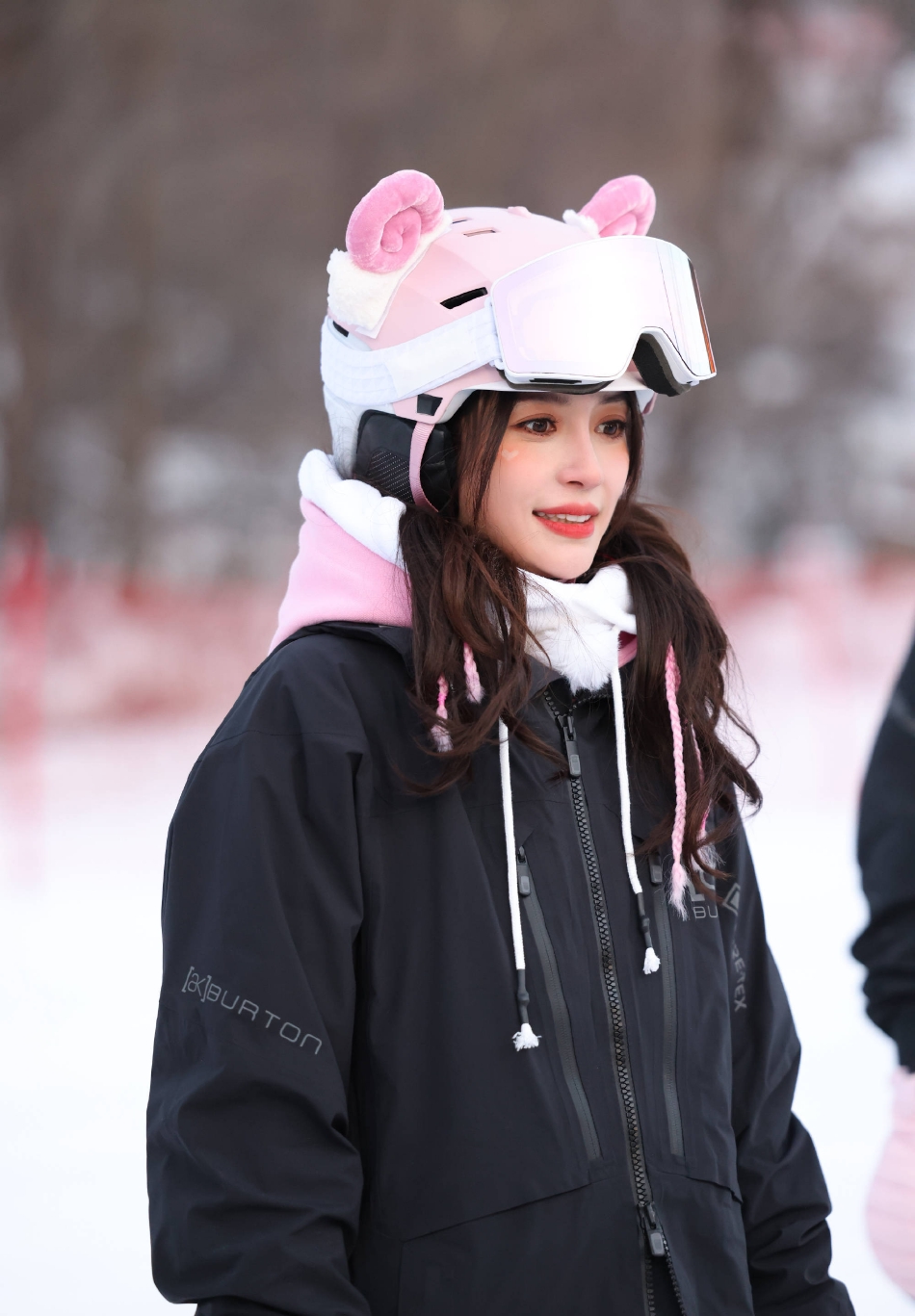 组图：Angelababy爱心腮红妆亮相雪场戴粉色头盔玩单板元气十足