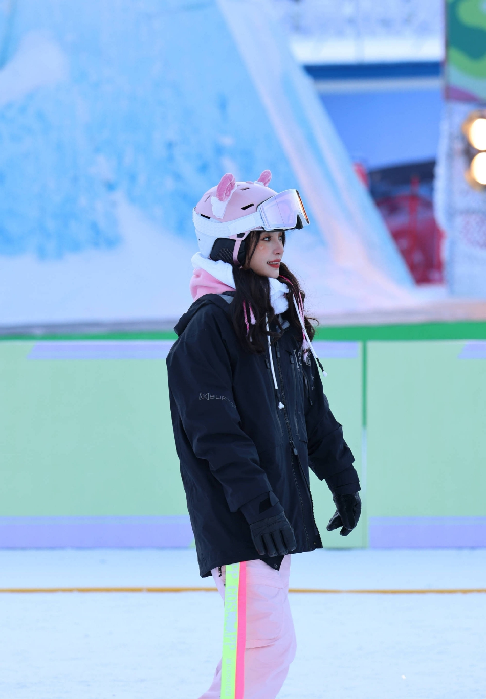 组图：Angelababy爱心腮红妆亮相雪场戴粉色头盔玩单板元气十足