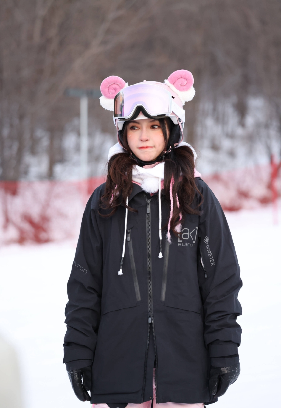 组图：Angelababy爱心腮红妆亮相雪场戴粉色头盔玩单板元气十足